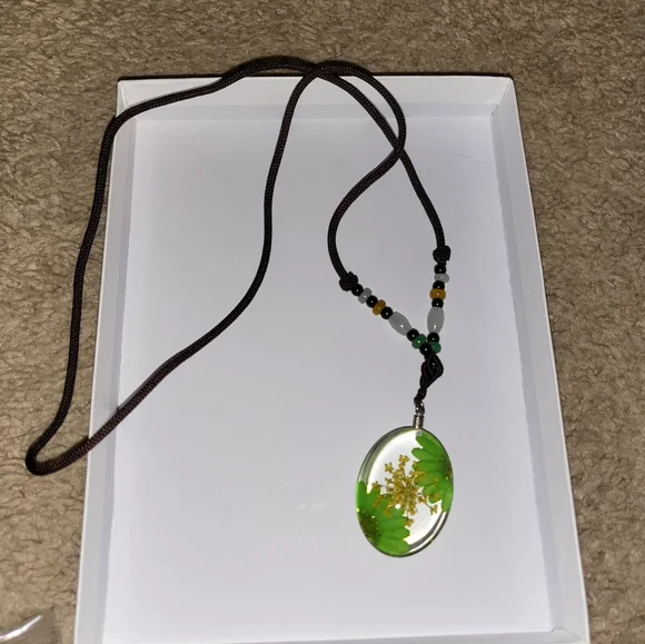 Beautiful Necklace with Jade beats - Picture 1 of 2